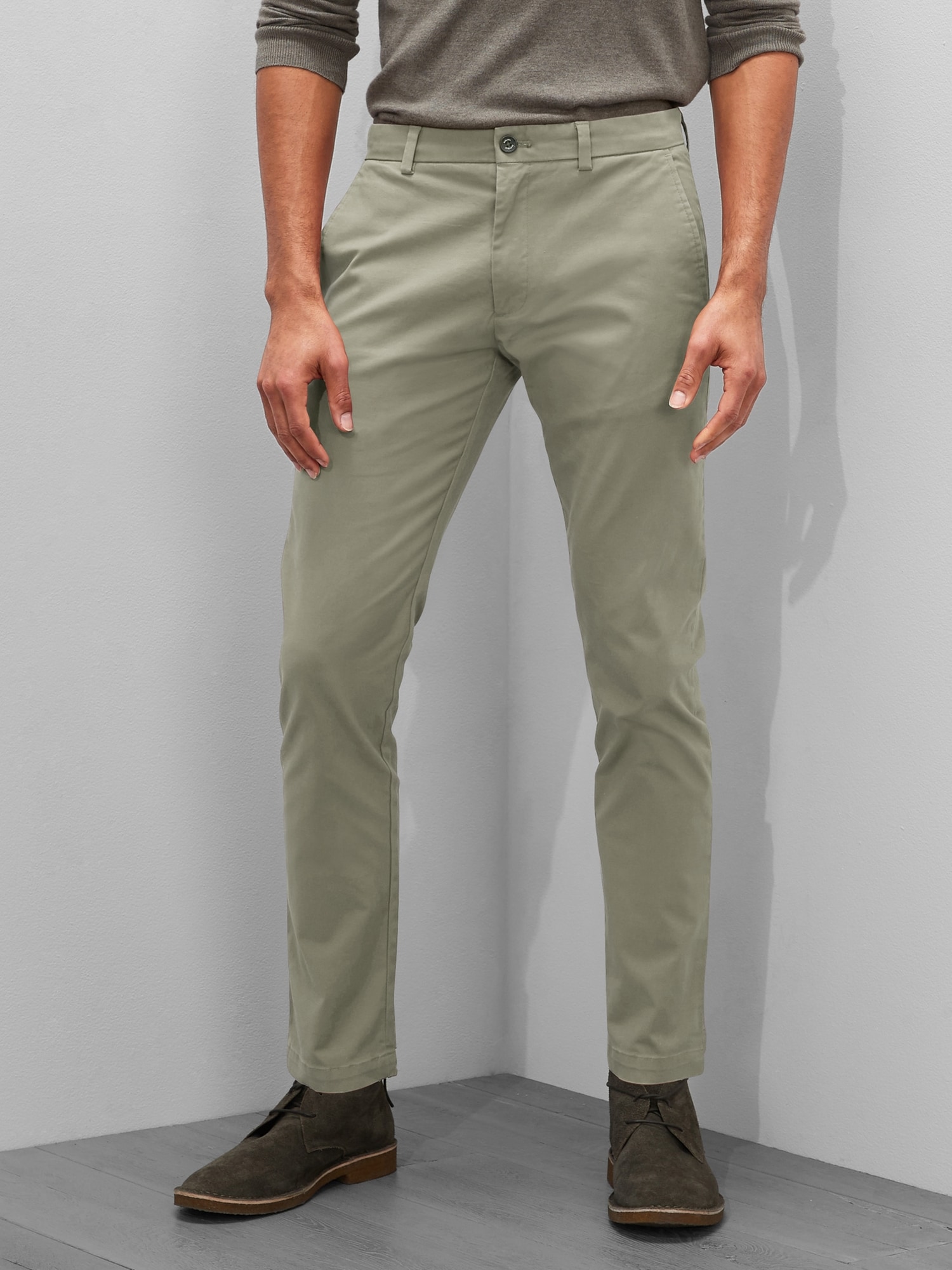 The. Slim Foundation Chino Pant in Organic Olive Green | Taylor Stitch