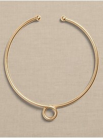 Metal Centered Twisted Circle Collar Necklace