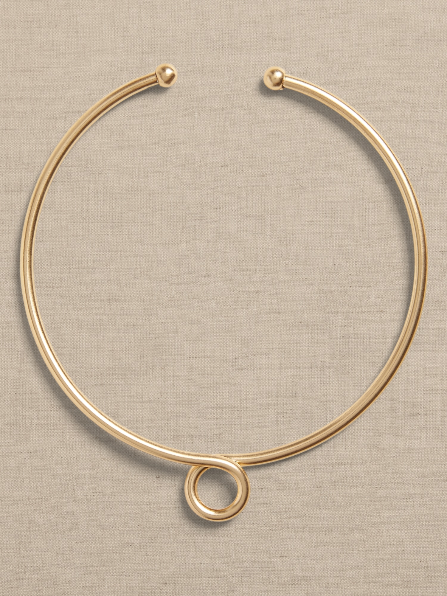Metal Centered Twisted Circle Collar Necklace