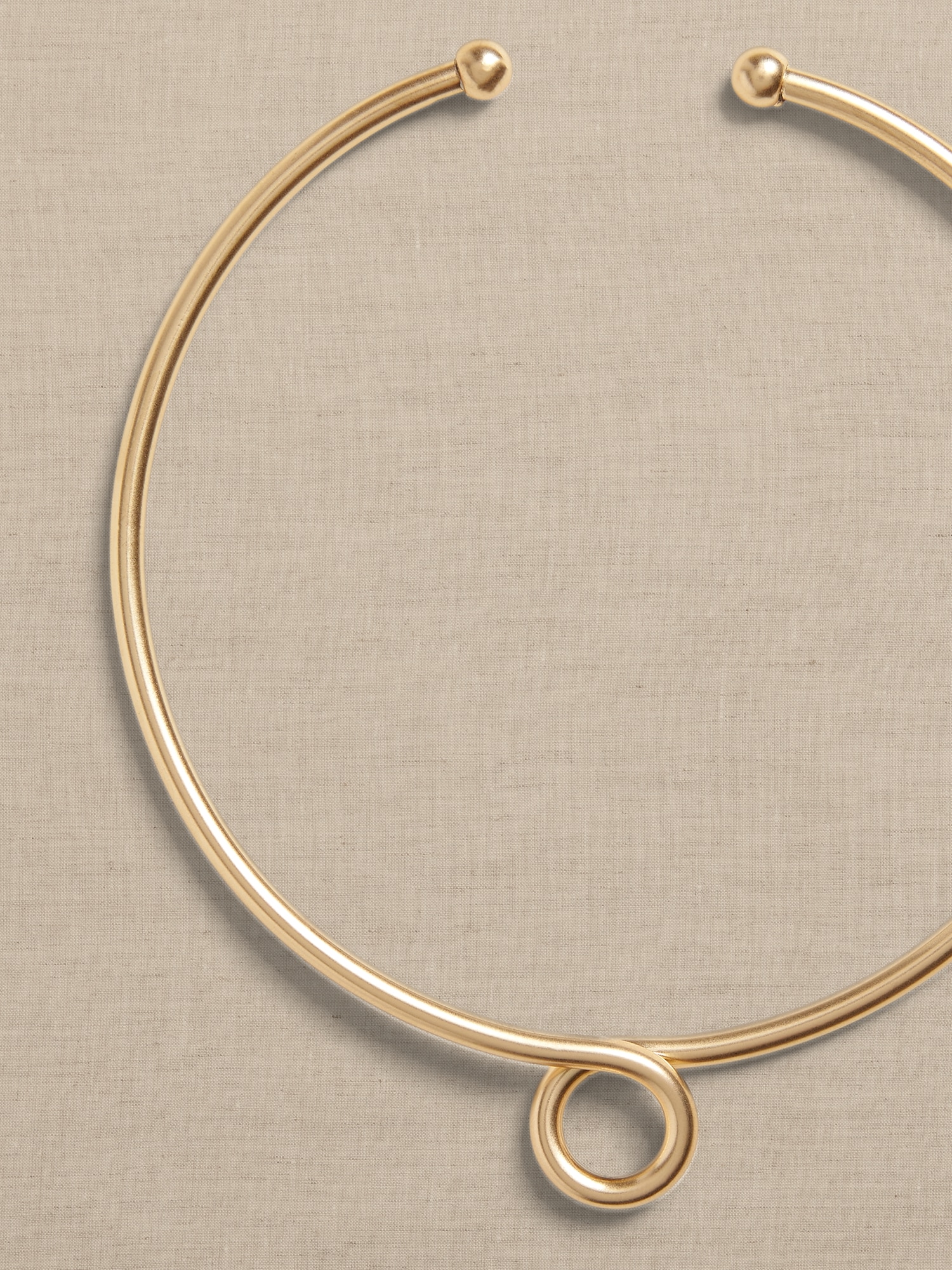 Metal Centered Twisted Circle Collar Necklace