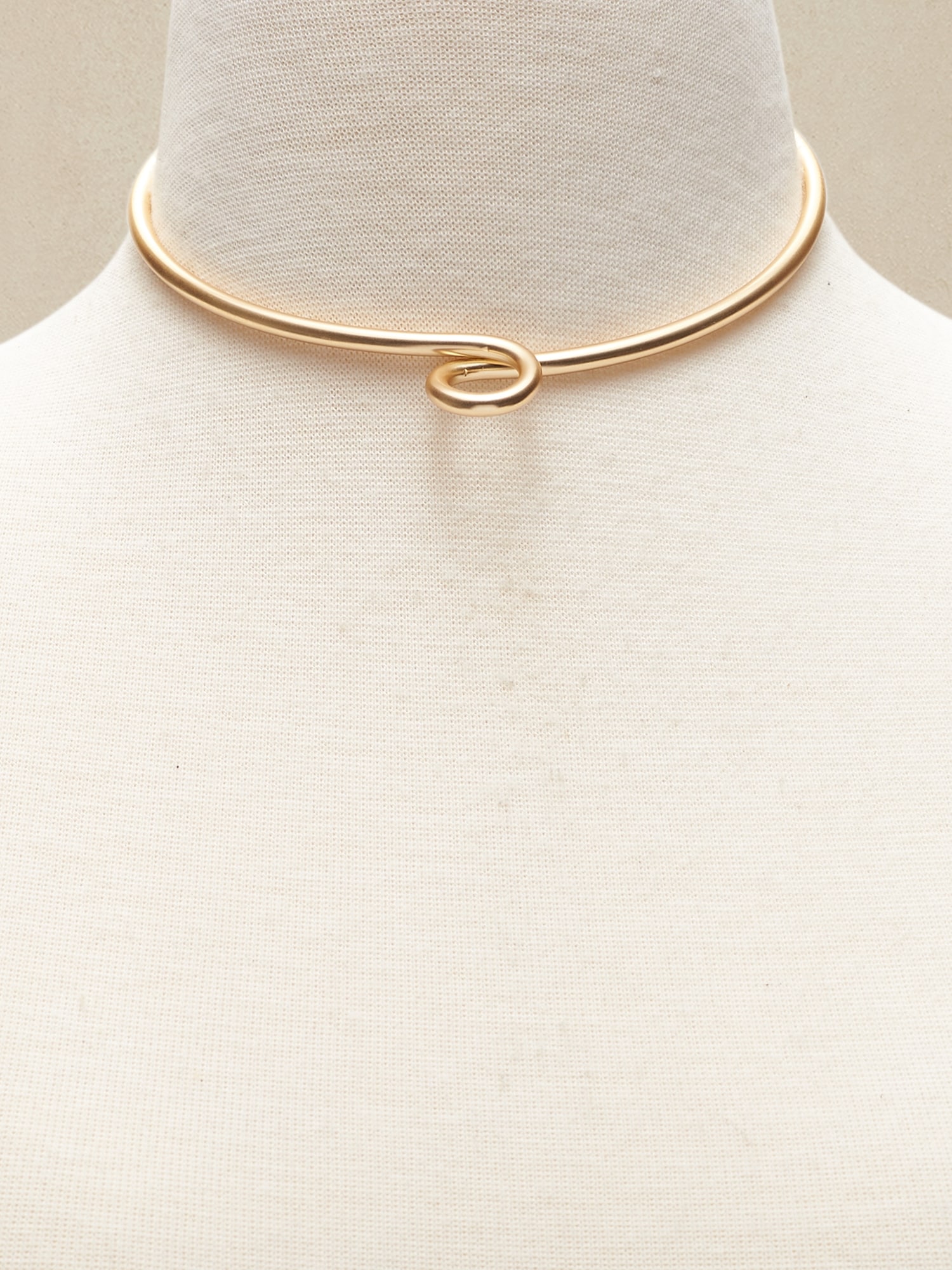 Metal Centered Twisted Circle Collar Necklace