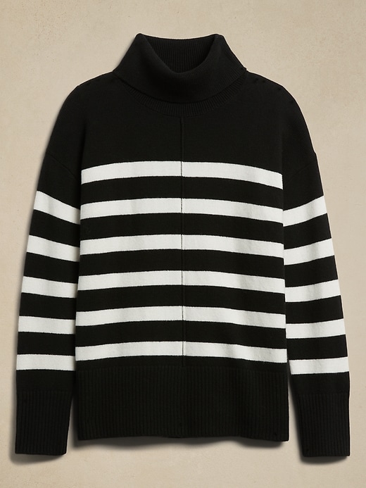 men turtleneck with chain