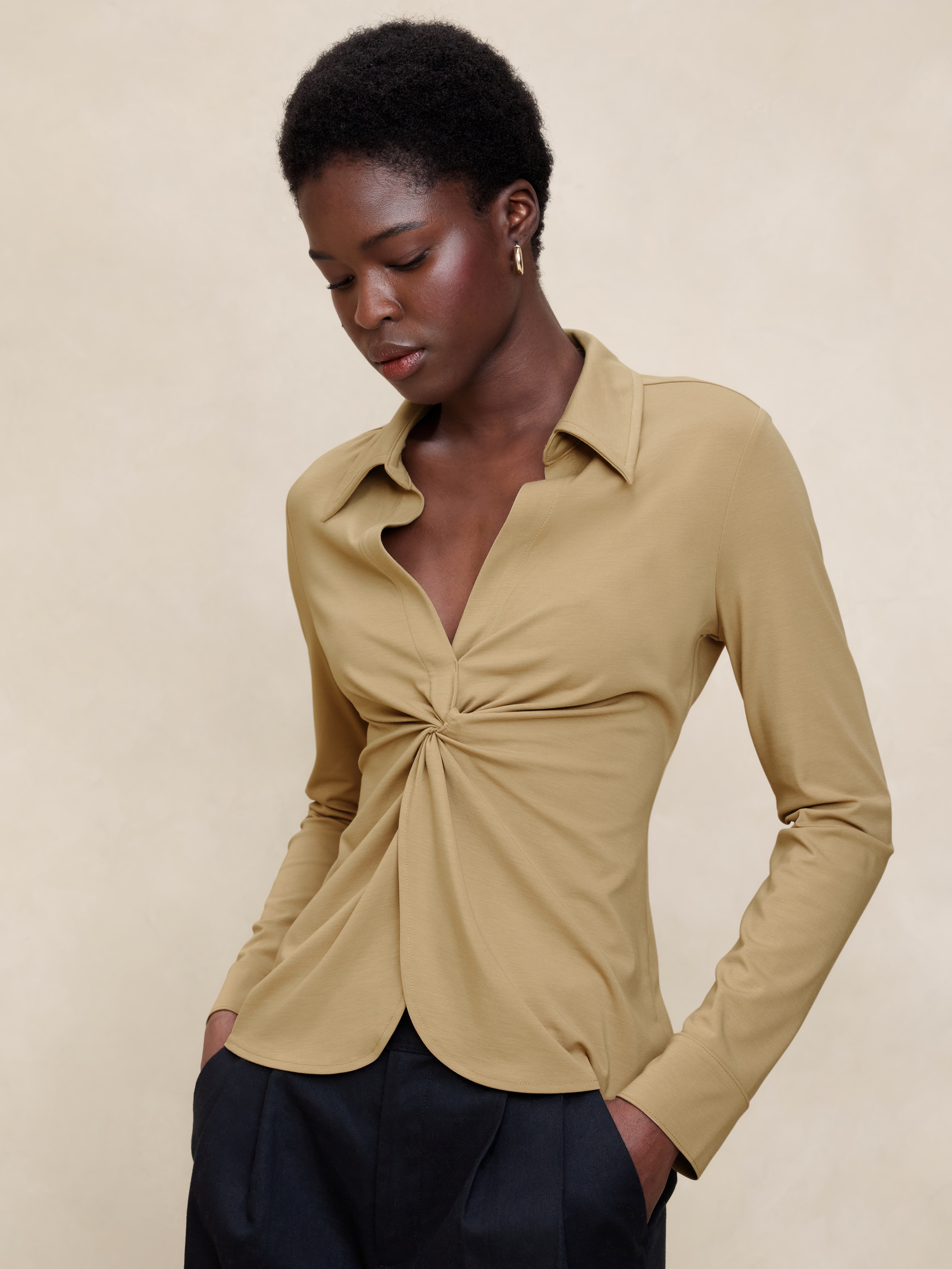 【こうすけ】 BANANA REPUBLIC Drapey Ponte Twist Top | Banana Republic Factory
