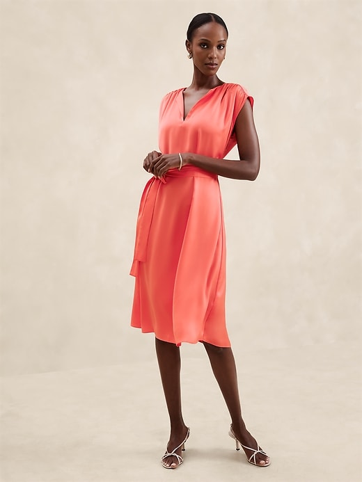 banana republic silky crepe midi dress Banana Republic Silky Crepe Midi Dress Made with 55% recycled polyester. Notch neckline. Cap sleeves. Shirring at front shoulder. Removeable fabric belt. Straight hem. Size chart: Xs Ld 98cm Pj 114cm S