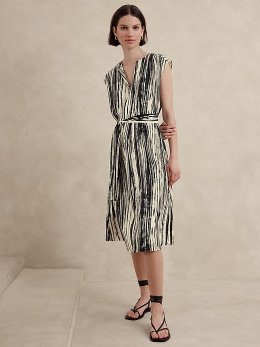 banana republic silky crepe midi dress Banana Republic Silky Crepe Midi Dress Made with 55% recycled polyester.  Notch neckline. Cap sleeves. Shirring at front shoulder. Removeable fabric  belt. Straight hem. Size chart: Xs Ld 98cm Pj 114cm S