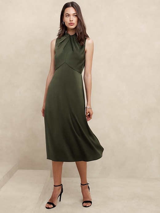 banana republic silky crepe midi dress Banana Republic Silky Crepe Midi Dress Made with 55% recycled polyester. Notch neckline. Cap sleeves. Shirring at front shoulder. Removeable fabric belt. Straight hem. Size chart: Xs Ld 98cm Pj 114cm S