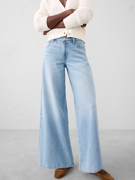 Wide-Leg Mid-Rise Baggy Jean