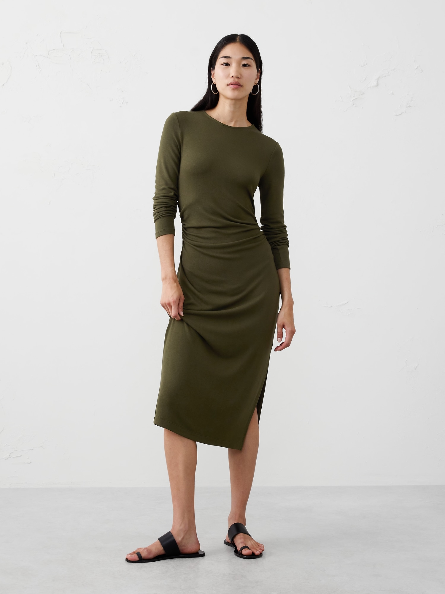 SOFT LUXE SHIRRED-SIDE MIDI DRESS - Waimea Olive
