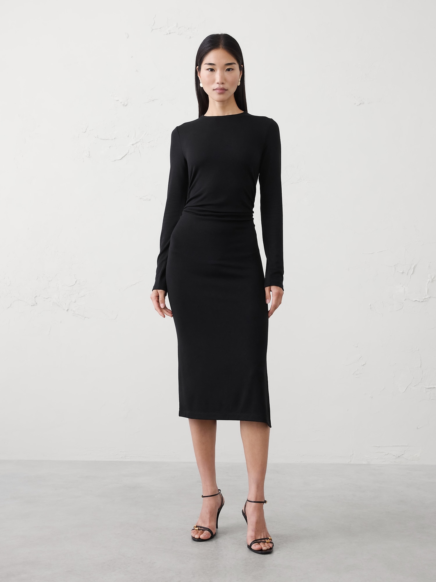 SOFT LUXE SHIRRED-SIDE MIDI DRESS - Black