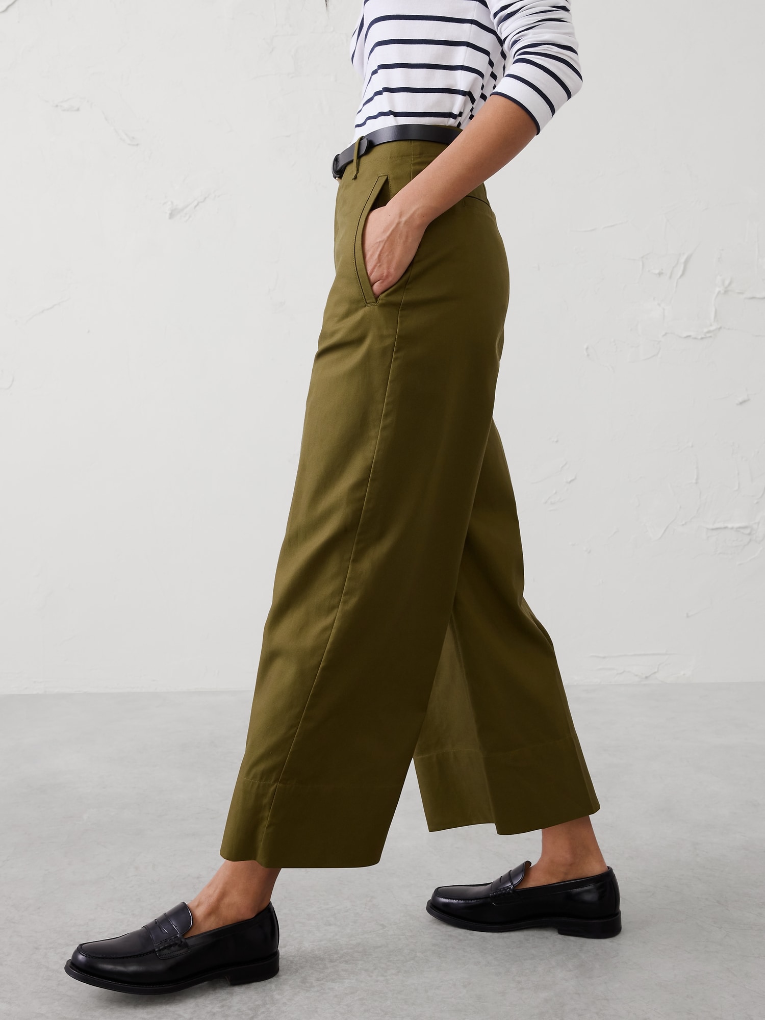 Image number 3 showing, High-Rise Wide-Leg Twill Crop Pant